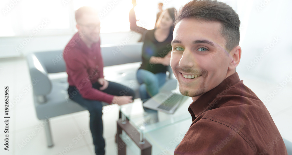 Obraz premium client on the background of the Bank's employees