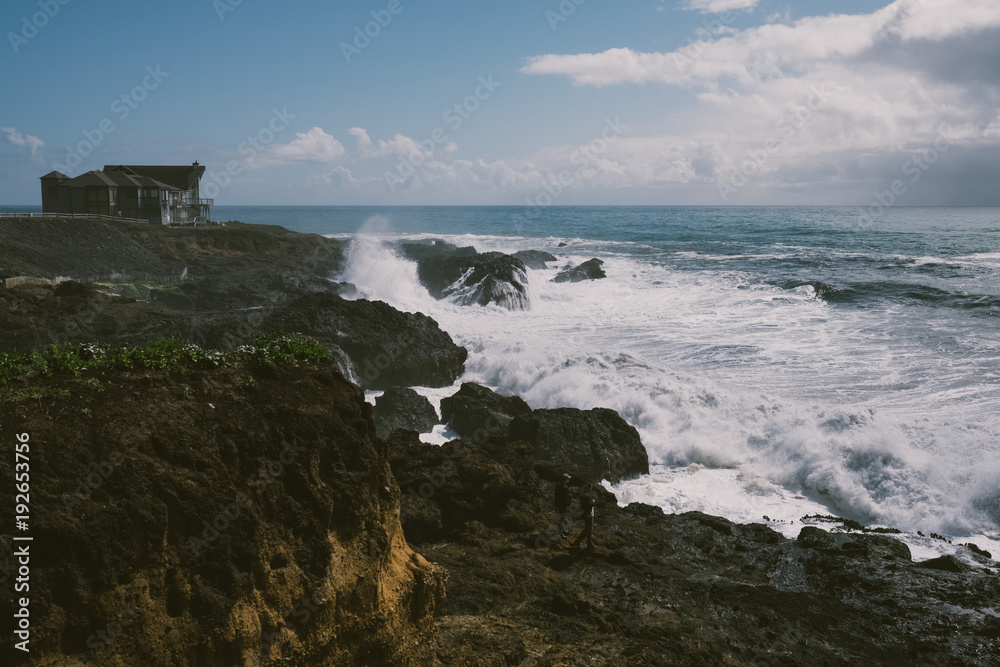 Obraz premium waves crasing against cliffs