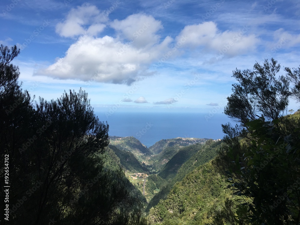 Madeira, Blumeninsel, Landschaft, Ausblick, Meer, Schlucht, Wandern, Berg, Felsen,  Horizont, Wolken, Berge, Felsvorsprung, Grüne Lunge, Trail, Natur