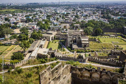 Canvas-taulu Looking down at the Ruins of Golconda Fort, into the Old Area of the City in Dow