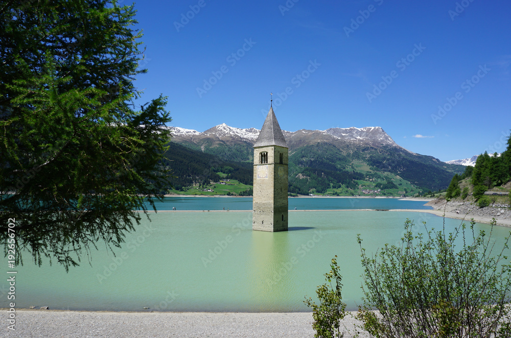 Kirchturm im Reschensee in Vinschgau