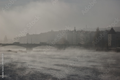 Die Brücke von Prag im Morgennebel