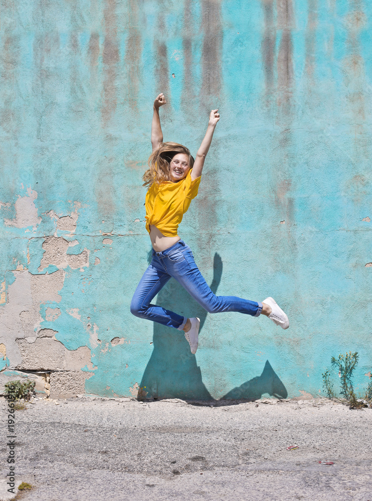 Obraz premium Beautiful woman jumping