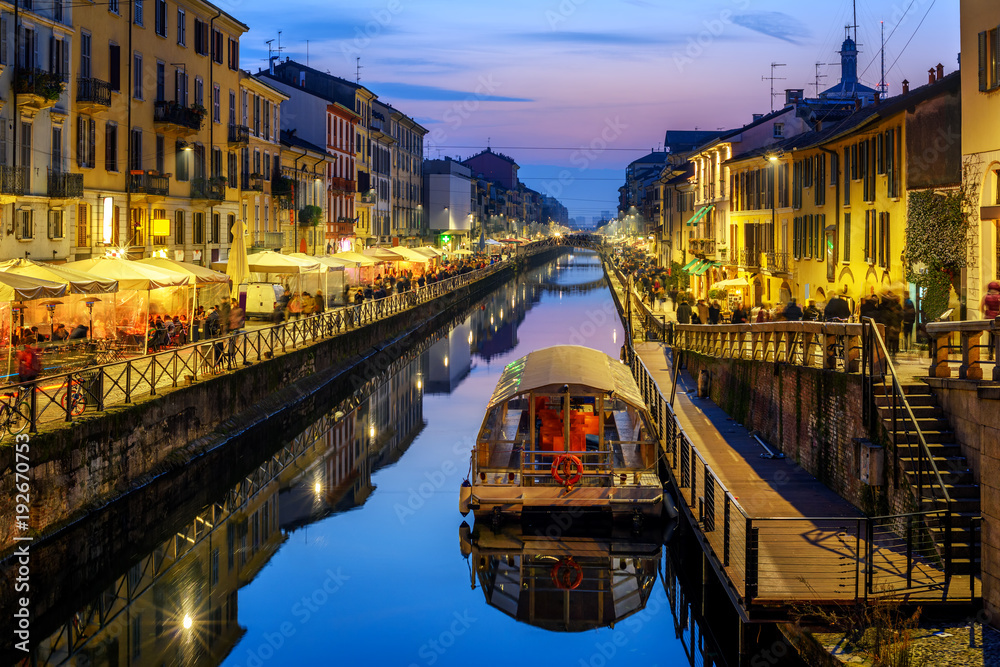 Fototapeta premium Mediolan, Włochy, kanał Naviglo Grande późnym wieczorem