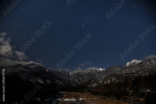月光に照らされた南アルプス冬の星空 © Umibozze