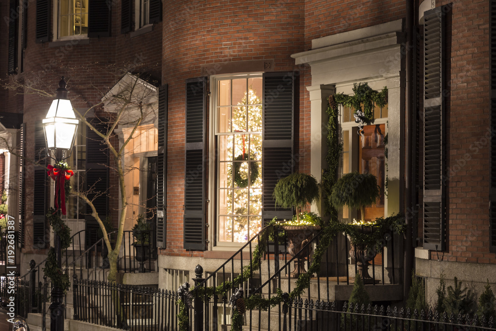 Obraz premium The House Decorated for Christmas