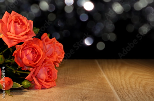 красивая розовая роза которая лежит на деревянных досках     
