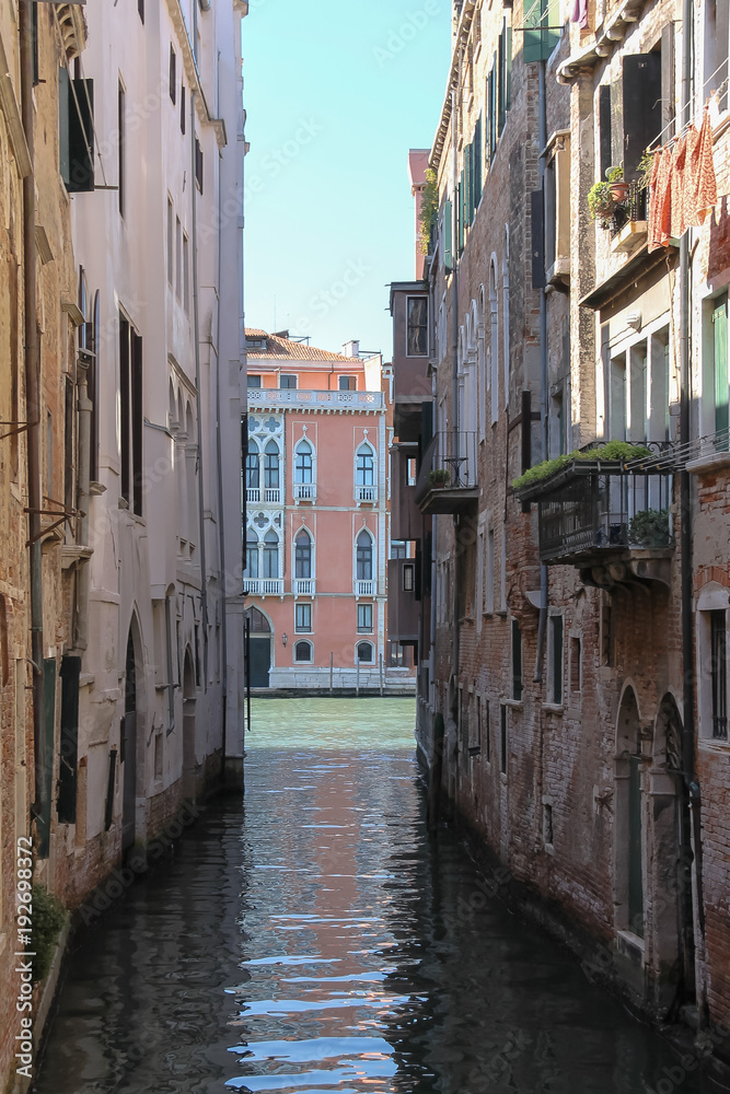 Fototapeta Wąska ulica wodna historycznego centrum Wenecji, San Marco. Włochy