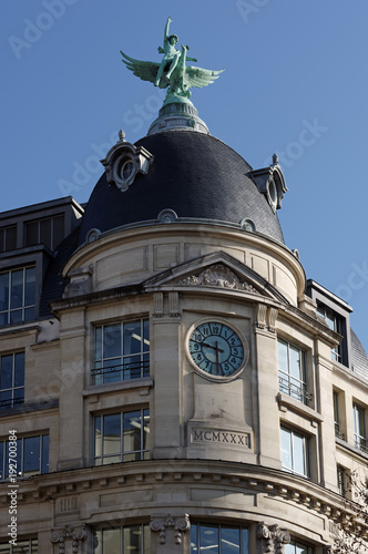 horloge et  immeuble Haussmannien à Paris