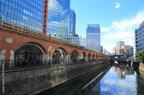 Papier peint 秋葉原・神田川沿いに拡がる都市風景