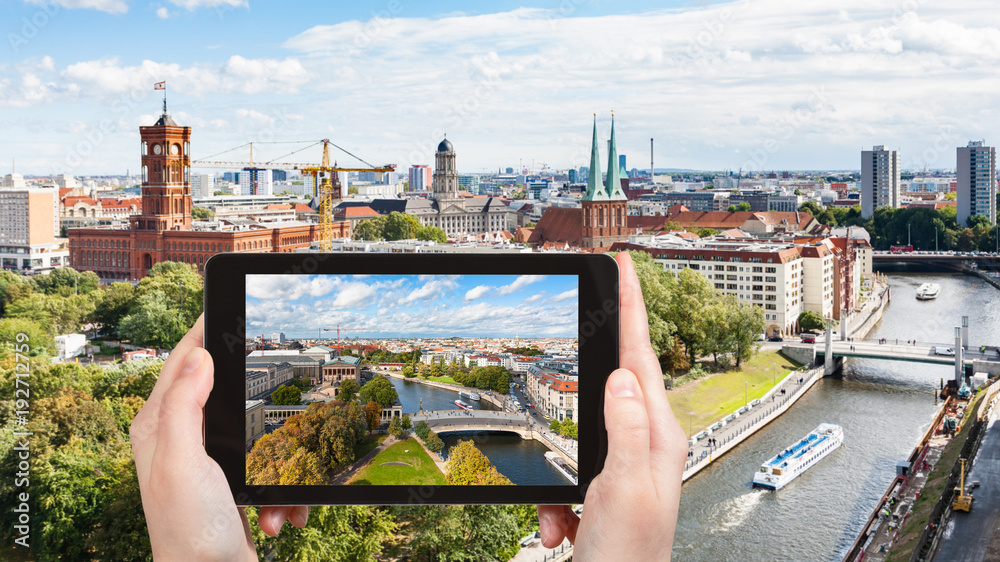 Obraz premium tourist photographs Berlin city with Spree river