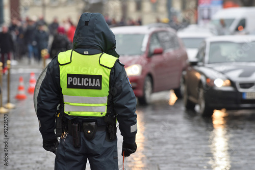 Canvas Print Police officer managing road traffic