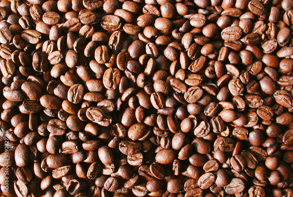 Fototapeta premium Coffee beans background on a wooden table
