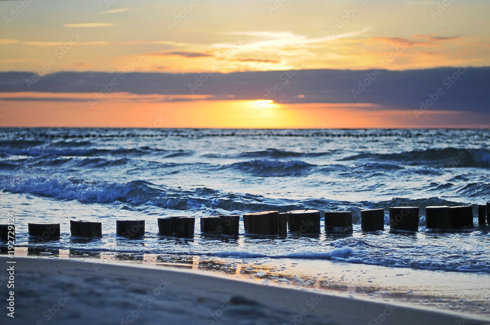 Obraz premium Ocean waves at sunset 