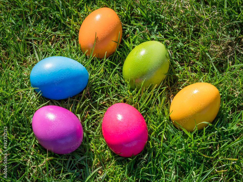 Bunte Ostereier auf einer grünen Wiese Bunte Ostereier auf einer grünen Wiese