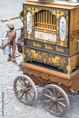 Foto Old barrel organ with the monkey toy, Berlin