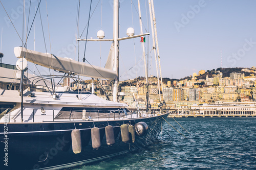 Bateau dans le port de Gênes