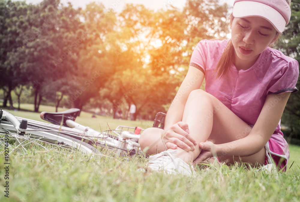 Fotka „Concept bike accident, Woman with pain in knee joints after
