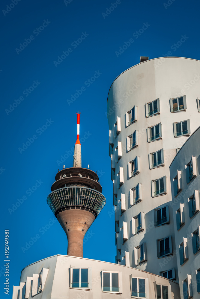 Obraz premium Düsseldorf Fernsehturm mit Häuser