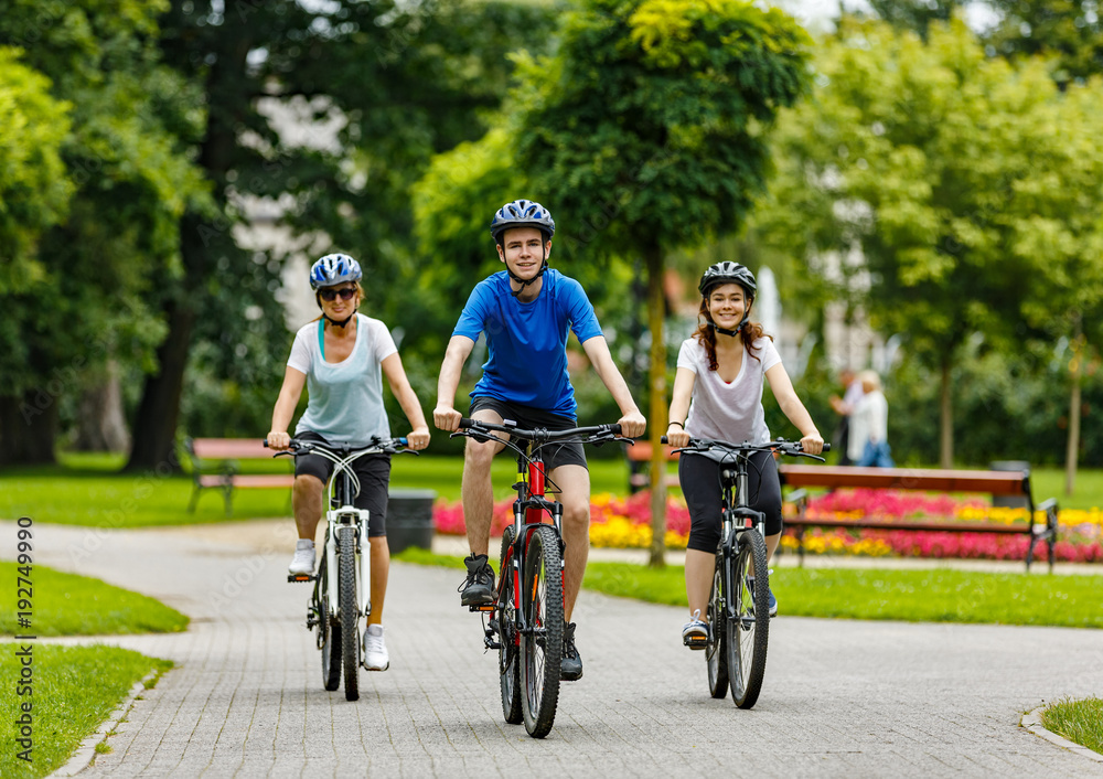 Fototapeta premium Healthy lifestyle - people riding bicycles in city park