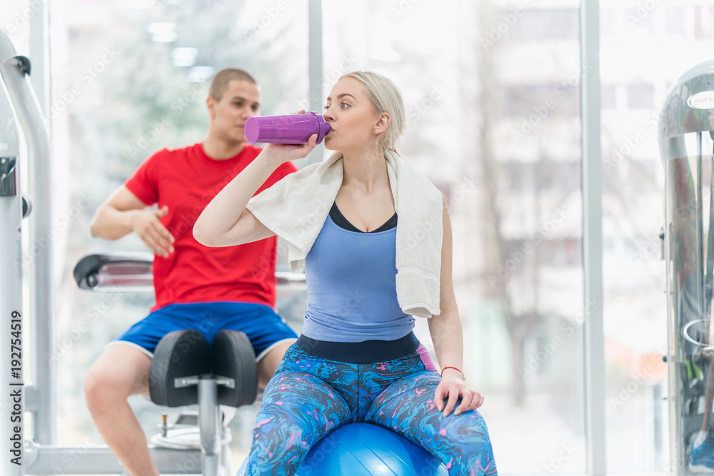 Obraz premium Fitness couple woman and man exercise workout in the gym