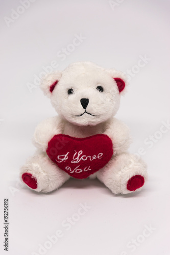 Weißer Teddybär mit roten Ich liebe Dich Herz auf weißen Hintergrund