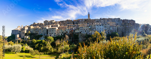 Quadro su tela Traditional medieval hilltop villages of Italy- Grotte di Castro