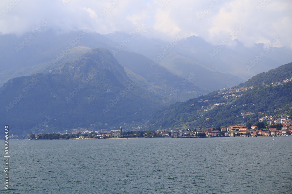 Blick auf Uferpromenade Gravedona am Comer See in Italien