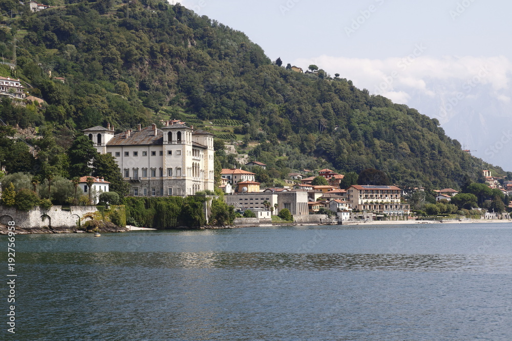 Blick auf Uferpromenade Gravedona am Comer See in Italien