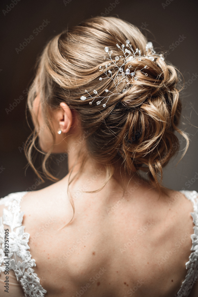 Fotobehang Kapsalon Elegant bridal hairstyle with a hairpin and curls #192757105