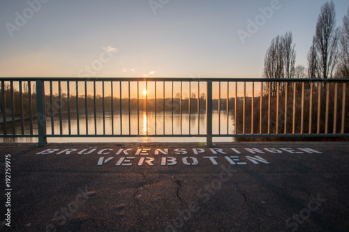 Br  ckenspringen verboten