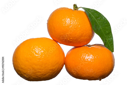 Orangen - Manderinen auf stapel mit grünem Blatt isoliert auf weiß