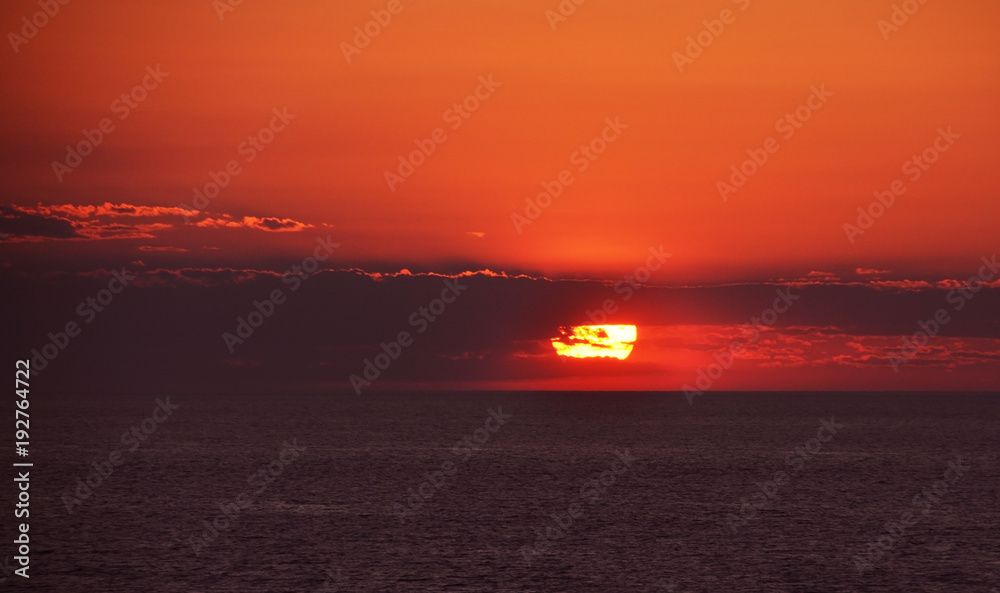 Naklejka premium sunset in the open sea, sun close up