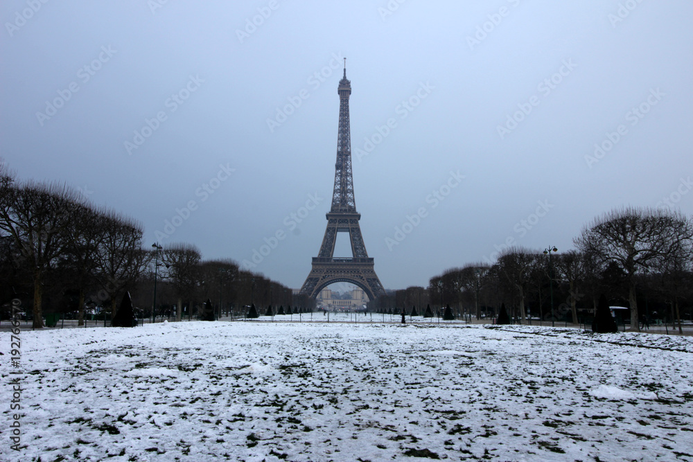 Paris - Tour Eiffel sous la neige