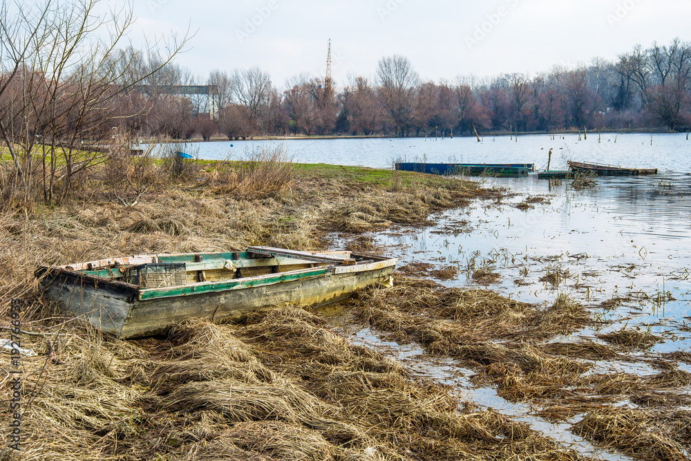 Naklejka premium abandoned and damaged boat