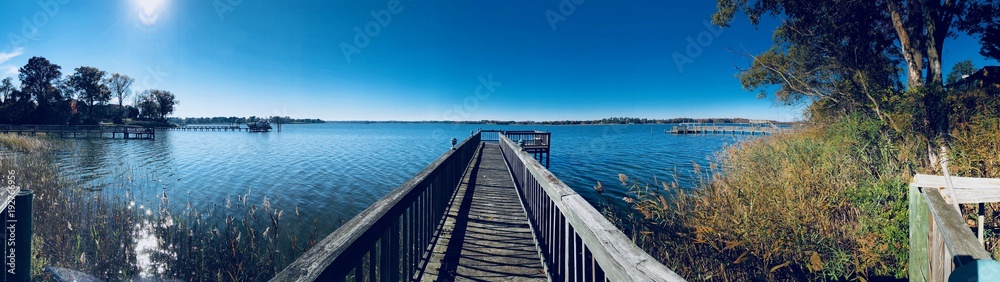 Obraz premium Panoramic view from pier across the water