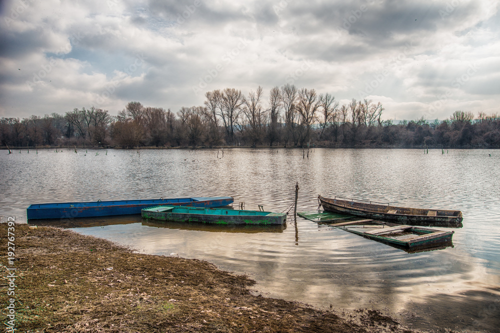 Naklejka premium abandoned and damaged boat
