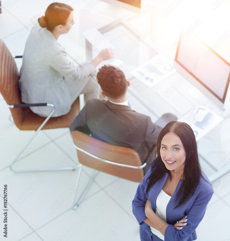 Fototapeta premium biznes kobieta uśmiecha się z kolegami pracującymi w tle