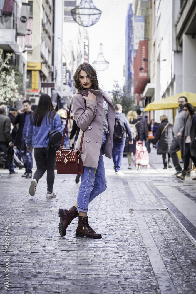 Fototapeta premium młoda brunetka dama pozuje na ulicach