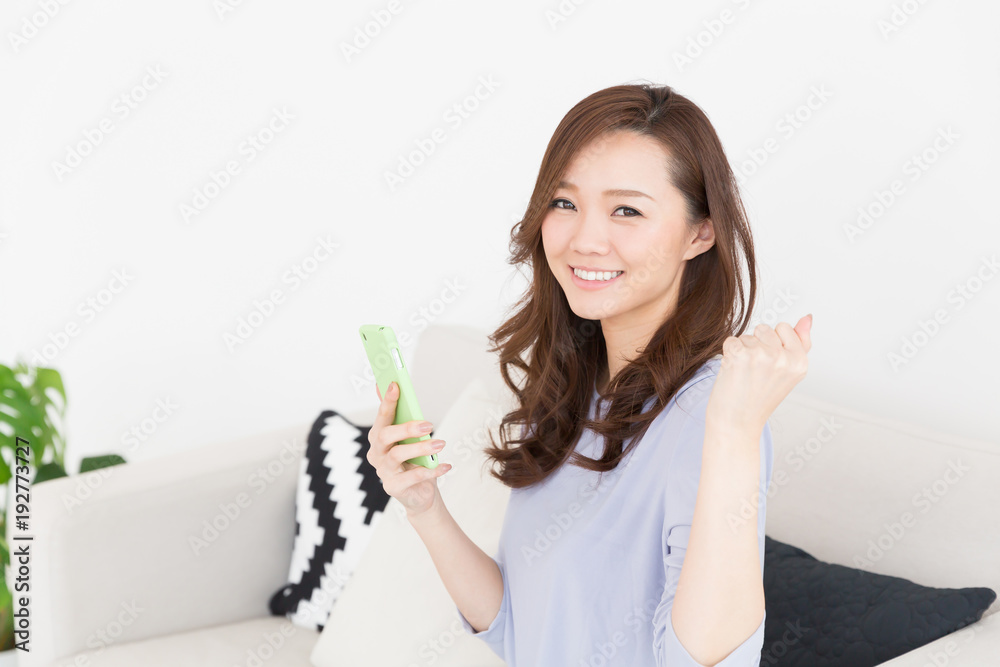 スマホを見る女性 スマホを見る女性