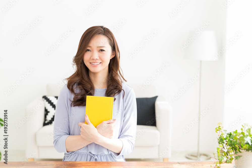 本を読む女性