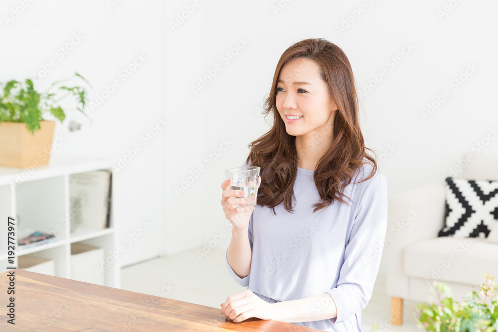 水を飲む女性