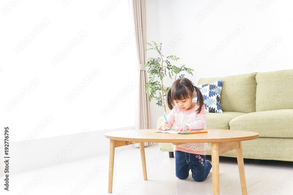 お絵かきをする子ども・教育イメージ お絵かきをする子ども・教育イメージ