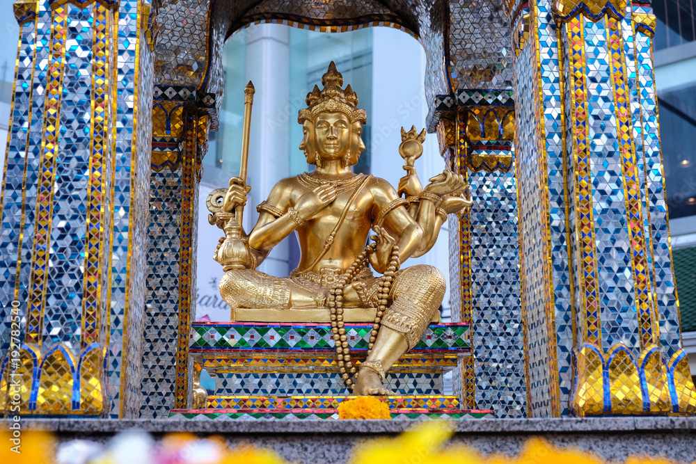 Obraz premium The Erawan Shrine in Bangkok. Thao Maha Phrom Shrine is a Hindu shrine in Bangkok