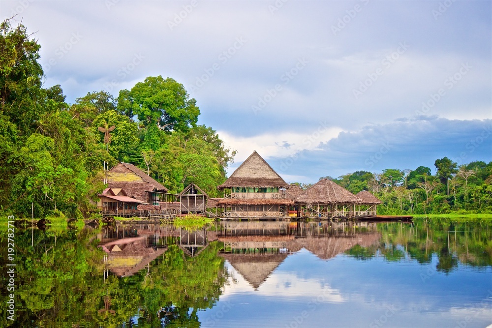 Naklejka premium Natural wooden house constructed on a river