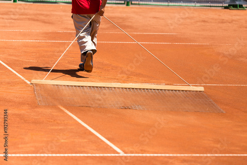 Preparation of a tennis court for competitions © schankz