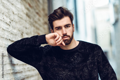Photo Young bearded man, model of fashion, in urban background wearing casual clothes