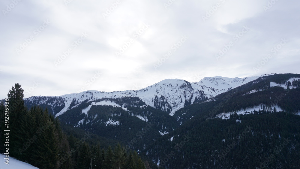 Fototapeta premium Schwaz Tirol Österreich Pillberg in der Nähe von Innsbruck Winter Nebel
