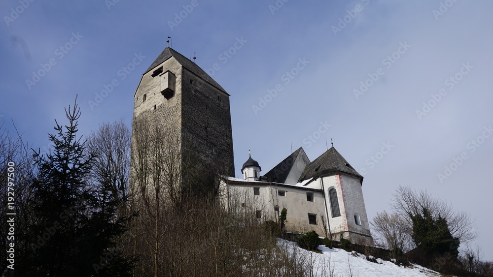 Schwaz Tirol Österreich - Burg Freundsberg im Winter mit Schnee Schwaz Tirol Österreich - Burg Freundsberg im Winter mit Schnee