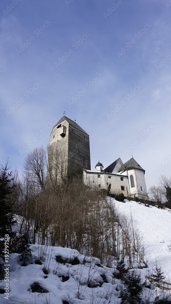 Fototapeta premium Schwaz Tirol Österreich - Burg Freundsberg im Winter mit Schnee
